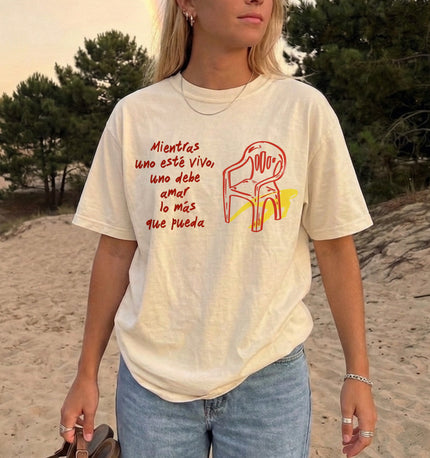 تي شيرت باقتباس إسباني: Mientras Uno Este Vivo Love Message Graphic Tee
